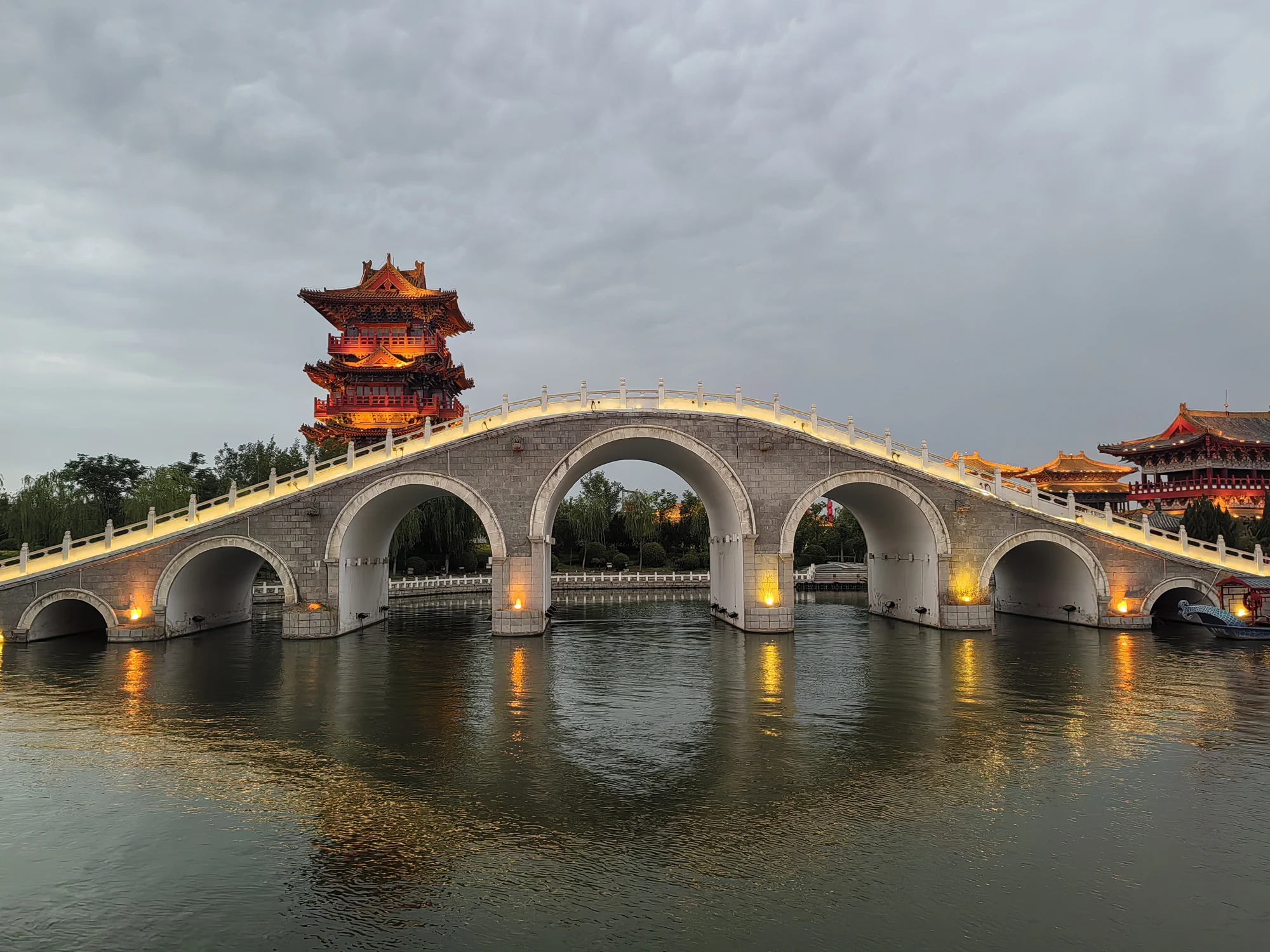 清明上河园九龙桥的暮色与倒影