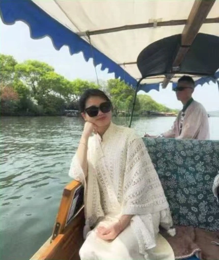 安安戴着墨镜坐在游船上的个人照片