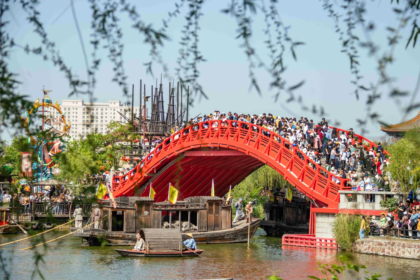 清明上河园汴河上的红色虹桥