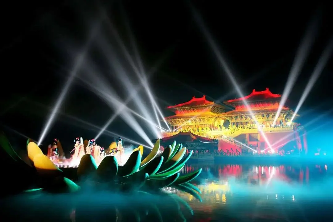大宋·东京梦华实景：景龙湖上的大型水上实景演出，以宋词意境串联北宋风华