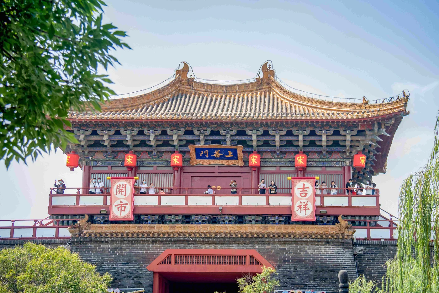 上善门实景：彩绘城楼与高大门洞勾勒出宋式城门的气势