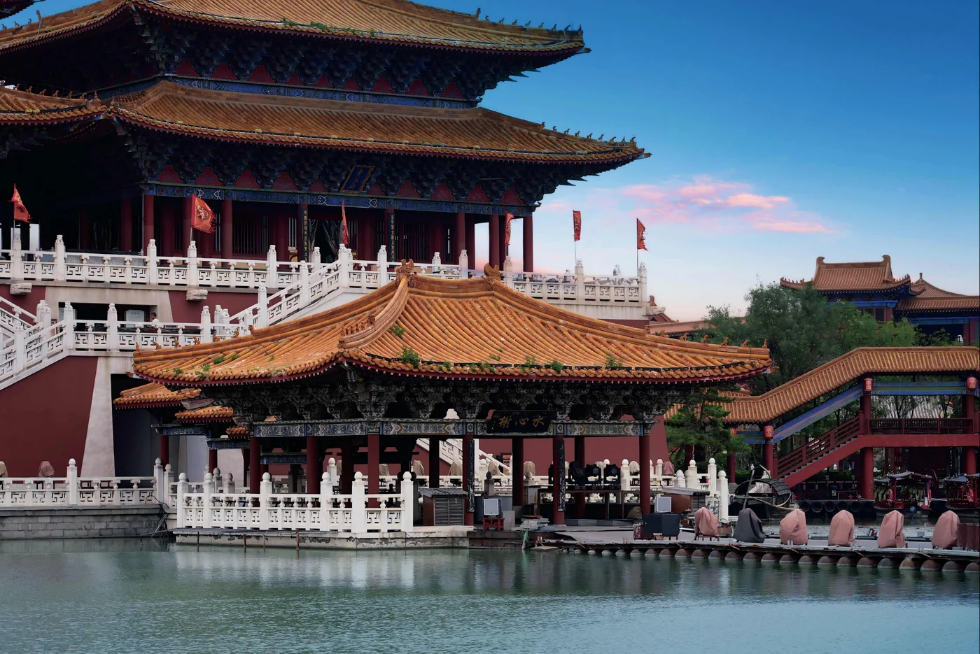 水心榭实景：四面临水、一桥相连的水心榭，以轻巧的屋檐和纤秀梁柱映衬园林水色