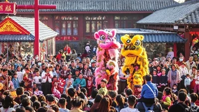春节庙会 · 舞狮实景：双狮腾跃、游客围观，记录园区春节庙会的民俗热闹