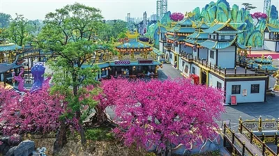 仙侠奇境实景：彩绘楼阁与繁花交织，勾勒出可以漫游的仙侠场景